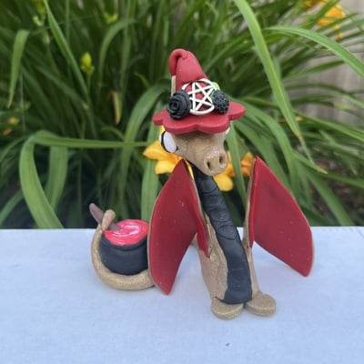 Roia the red hat witch