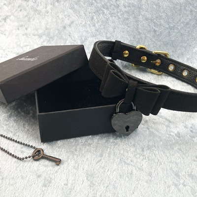 Leather choker w/ lock and key in box