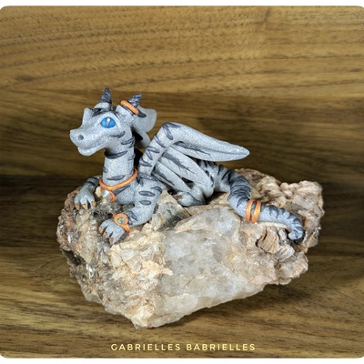 Clawdia the tabby dragon polymer clay sculpture on raw quartz crystal rock - Thumbnail 2
