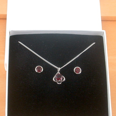 Boxed gift set/garnet pendant & 18" silver chain/garnet necklace/red garnet jewellery/garnet jewelry/garnet jewelery/garnet earrings/uk