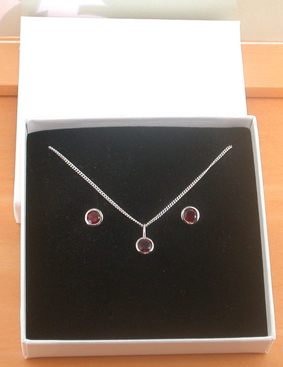 BOXED GIFT SET/Sterling Silver Garnet Circle Pendant & Chain/Garnet Necklace/Garnet Jewellery/Garnet Jewelry/Garnet Earrings/UK
