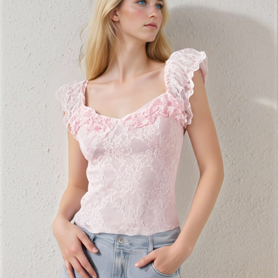 Off-the-shoulder ruffled top with lace jacquard pleated t-shirt