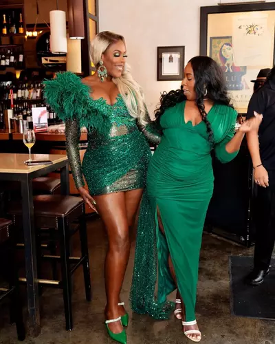 Chic Dark Green Sheath Homecoming Dress Feather Crystals Beaded Sequined Mini Graduation Cocktail Birthday Dresses For Special Occasions