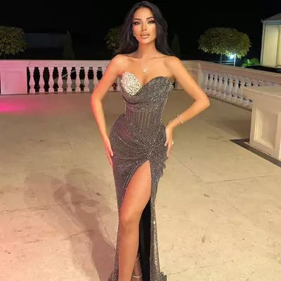 Elegant black mermaid prom dress: sparkly beaded sweetheart evening gown with thigh split for special occasions