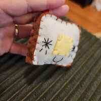 Felt toast with butter keychain - Thumbnail 3