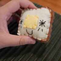 Felt toast with butter keychain - Thumbnail 6