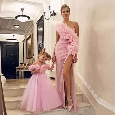 Cute mother and daughter pink wer girl dresses off shoulder wers girls pageant dress prom kids communion gowns(two dresses mom and daughter))