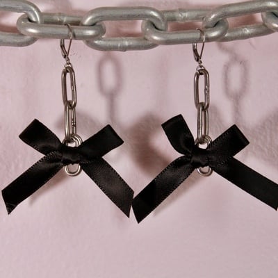 Black bow n’ chains earrings