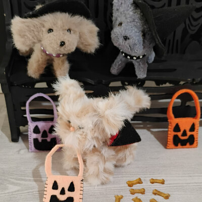 Halloween costume add-on for wire pets