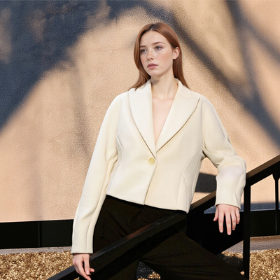 Design-conscious, slim-fit short suit jacket