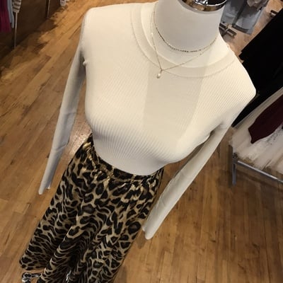 Cream ribbed sweater