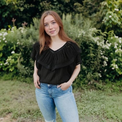 Retro-style lace trim and sweet ruffled loose top