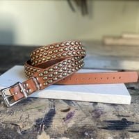 3-row staggered brass medium dome studs belt (british tan) - Thumbnail 2