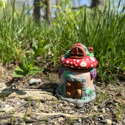 Red mushroom house decorative jar