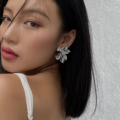 Versatile metal statement jewelry silver flower stud earrings with gold center
