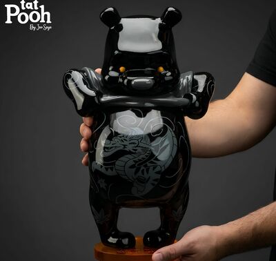 ArTToy by Jee Saya & Hundred Demons "Tatpooh BLK Gallery (41 cm/16 in)"