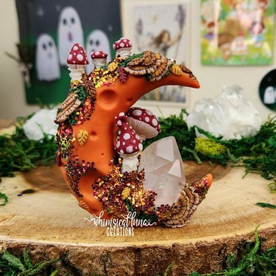 Turkey tail moon w/clear quartz - Thumbnail 1