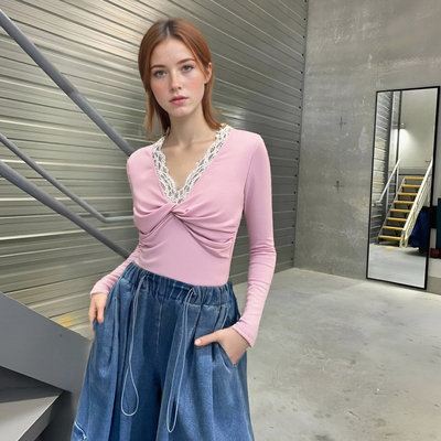 V-neck, knotted lace trim, long-sleeved pullover T-shirt