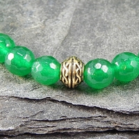 Emerald Green Faceted Agate Stretch Bracelet with Celtic Focal – Protection, Balance & Timeless Charm - Thumbnail 1