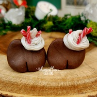 Hot Cocoa Frog w/left candy cane - Thumbnail 2