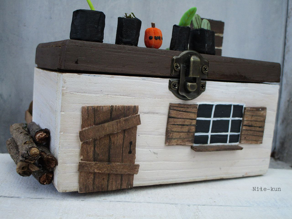 Little house with plants - Trunk