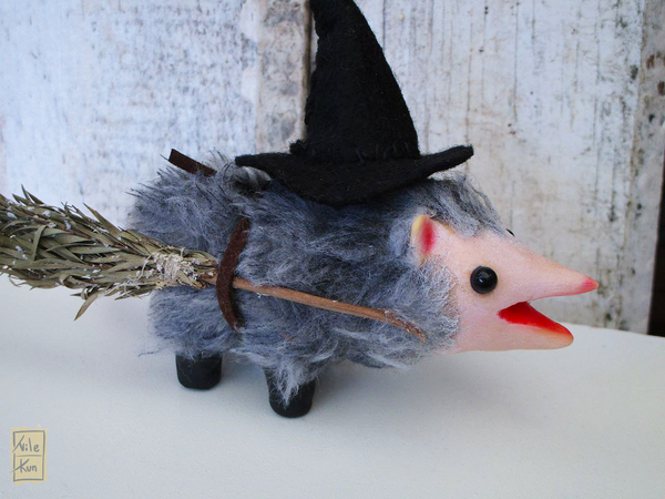 Handmade Witch Opossum Figurine – Whimsical Halloween Decor – Magical Plush Sculpture – Witchcore Collectible Art