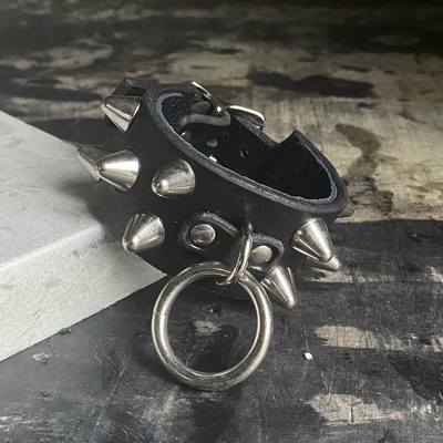 2-1-2 Tall British stud bondage-wristband 