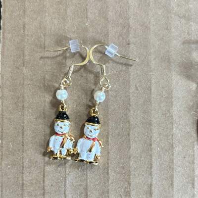 Small goldtone snowman earrings 