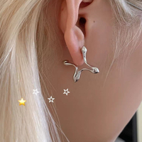 LIQUID STAR EARRINGS - Thumbnail 1