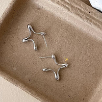 LIQUID STAR EARRINGS - Thumbnail 3