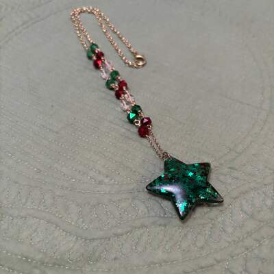 Red and green star necklace 