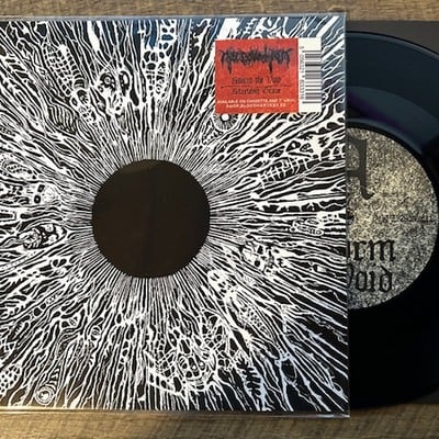 Necrovation - storm the void / starving grave (7 inch)