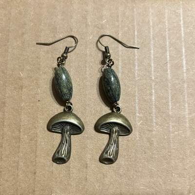 Serpatine brass mushroom earrings 