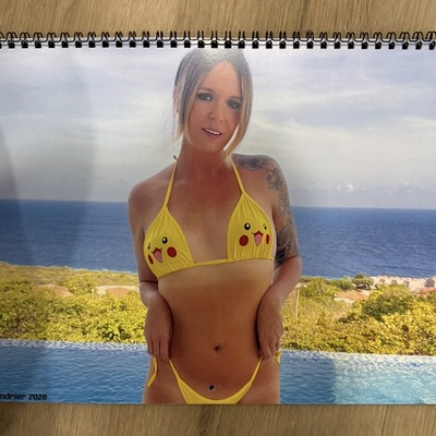 Liquidation calendrier pikachu bikini 2026 dédicacé