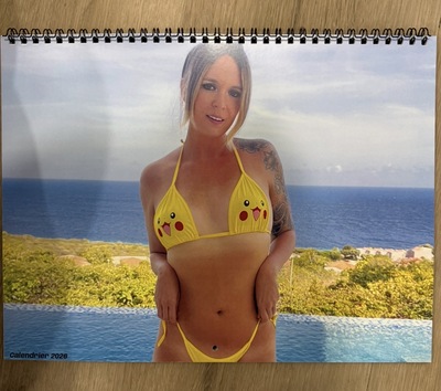 LIQUIDATION Calendrier Pikachu bikini 2026 dédicacé