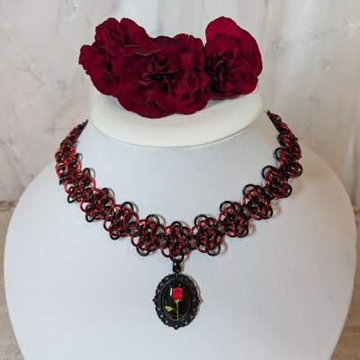 Chainmail cameo choker in black and red