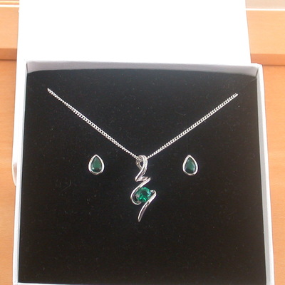 Boxed gift set/925 emerald (lab created) pendant & 18"silver chain/emerald necklace/emerald jewellery/emerald jewelry/emerald jewelery/uk