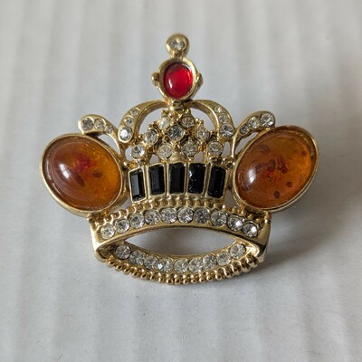 Crown brooch 