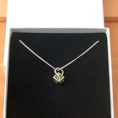 Boxed gift/sterling silver peridot & cz gemstone pendant & chain/peridot necklace/peridot jewellery/peridot jewelry/august birthstone/uk