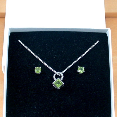 Boxed gift set/sterling silver peridot & cz gemstone pendant & chain/peridot necklace/peridot jewellery/peridot jewelry/august birthstone/uk