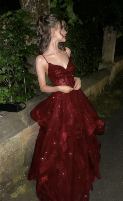 Elegant Wine Red Tulle V-Neckline Prom Dress With Lace Applique 
