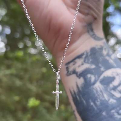 Mini dagger choker