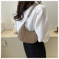 Moon-shaped shoulder bag - Thumbnail 6