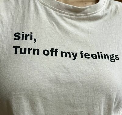 Free Shipping-SIRI, TURN OFF MY FEELINGS TEE