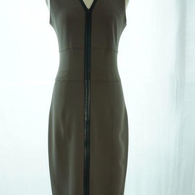 Sleeveless bodycon dress decorated with lambskin