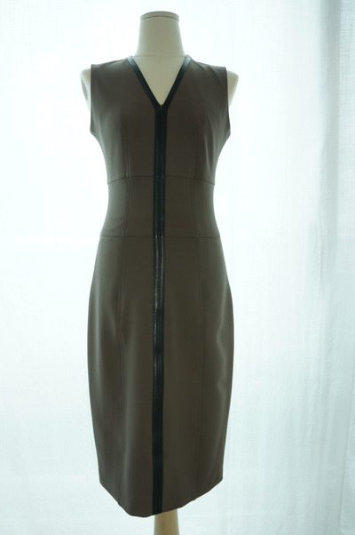 Sleeveless bodycon dress decorated with lambskin