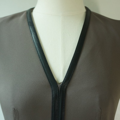 Sleeveless bodycon dress decorated with lambskin