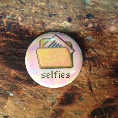 Selfie folder pinback button - Thumbnail 4