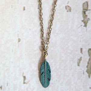 Gleeful Peacock Feather Charm Necklace - Thumbnail 2