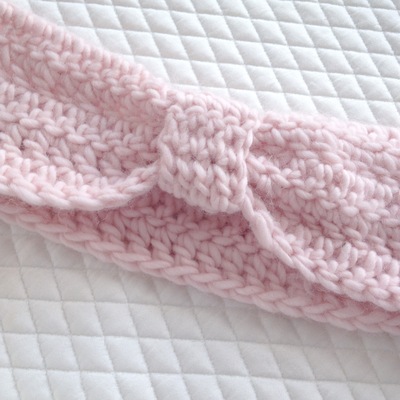 Bow headband in light pink 